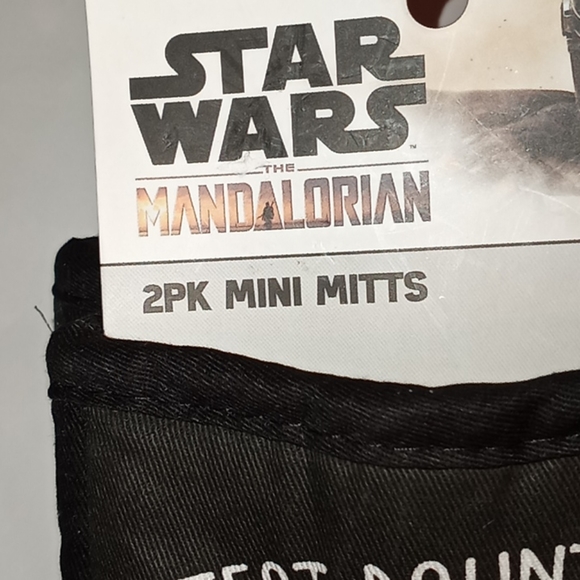 DISNEY'S STAR WARS BABY YODA MINI OVEN MITTS - Picture 4 of 7